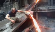 Сталевар, сунувший руку в расплавленный металл, раскрыл секрет трюка