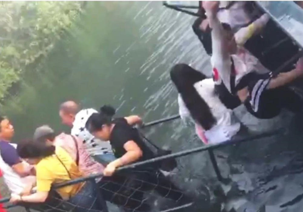 Мост обрушился из-за селфи туриста в Китае
