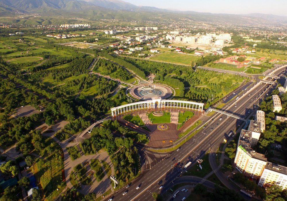 Площадь города Астаны в цветах