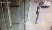 Камера сняла нападение на полицейских в центре Москвы