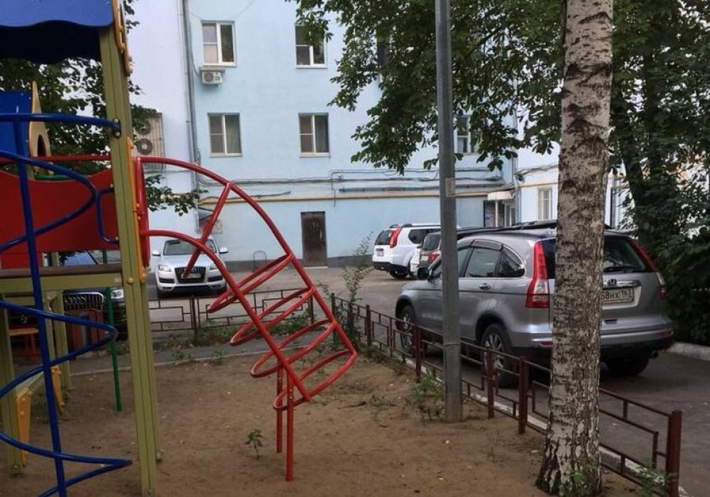 На детской площадке снесли памятник криминальному авторитету