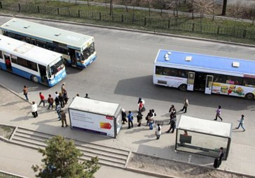 Автобусная остановка в Алматы. Фото ©Ярослав Радловский 
