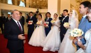 Назарбаев сфотографировался с молодоженами в Караганде