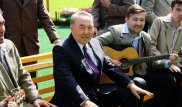 Назарбаев спел "Песню о тревожной молодости"