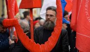 В странах бывшего СССР разозлились на серп и молот в Интернете