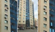 Женщина выбросила ведро мусора из окна в центре Астаны