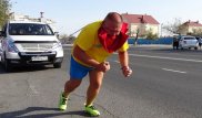 Мастер ушу из Актау протащил двухтонный автобус зубами