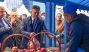 Новый аким Астаны купил яблоки на ярмарке