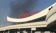 Возле аэропорта Алматы горит сухостой