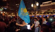 Казахстанцы обнимаются с мексиканцами в Лас-Вегасе после боя Головкин - "Канело"
