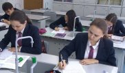 Казахстанским школьницам могут запретить мини-юбки