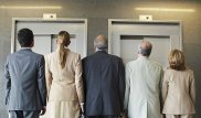 Мужчинам посоветовали не пропускать женщин первыми в лифт