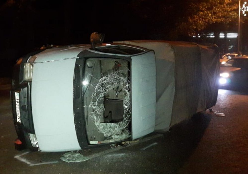 ГАЗель опрокинулась от удара с BMW в Алматы: 4 человека пострадали