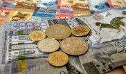 Тенге продолжает слабеть на бирже