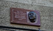 "Великий последователь своего отца". Мемориальную доску Бахытжану Момышулы открыли в Алматы