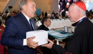 Назарбаев вручил премию Папскому совету Ватикана