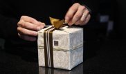 Шпекбаев напомнил госслужащим о запрете на подарки