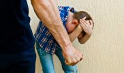 Соседи-дебоширы бьют ребенка: что делать