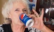 Женщина более 60 лет пила только газировку и не умерла