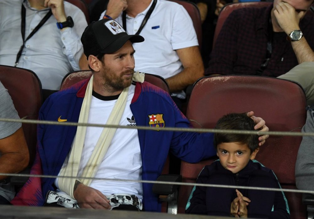 Лео Месси с сыном на матче "Барселоны" против "Интера". © Twitter