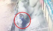 Две женщины провалились под асфальт в Турции. Инцидент попал на видео