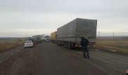 На границе Казахстана и России собрались сотни большегрузов