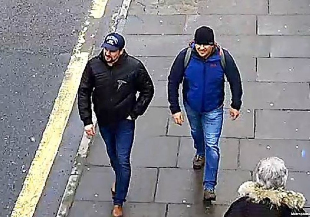 Предполагаемые отравители Скрипалей на улице в Солсбери. © Daily Mirror
