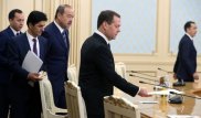 Медведев пришел на мероприятие в Астане в необычном галстуке