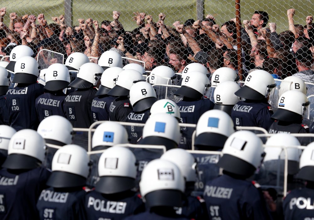 Тысячи мигрантов с ножами готовятся к прорыву в ЕС - СМИ