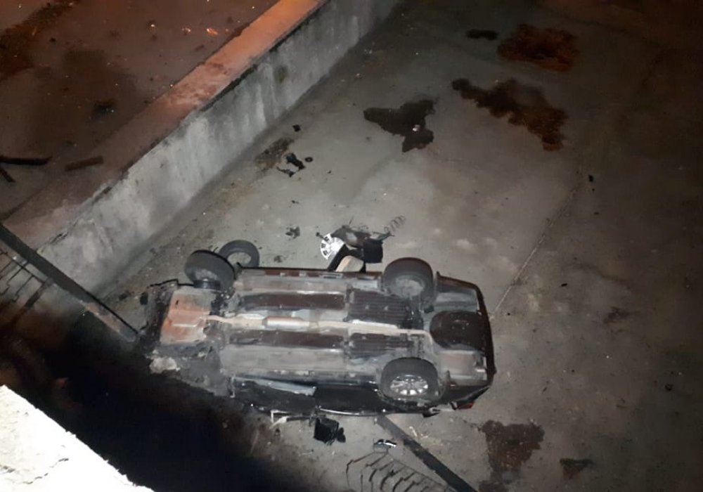 Автомобиль рухнул с моста в реку после ДТП в Алматы