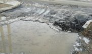 Асфальт уложили поверх лужи в Костанае