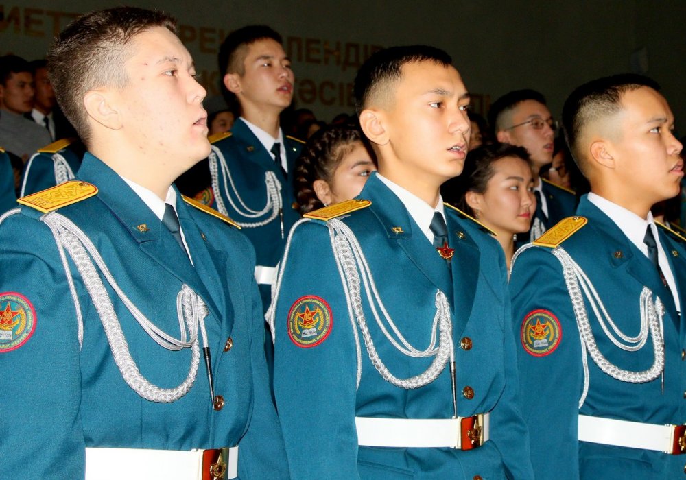 Военная форма казахстана. Казахстан парадная форма. Армейская форма Казахстана. Парадная форма КНБ Казахстана.