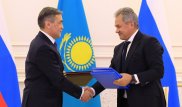 Министр обороны Казахстана встретился с главой оборонного ведомства России