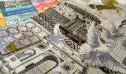 Тенге укрепился в конце недели