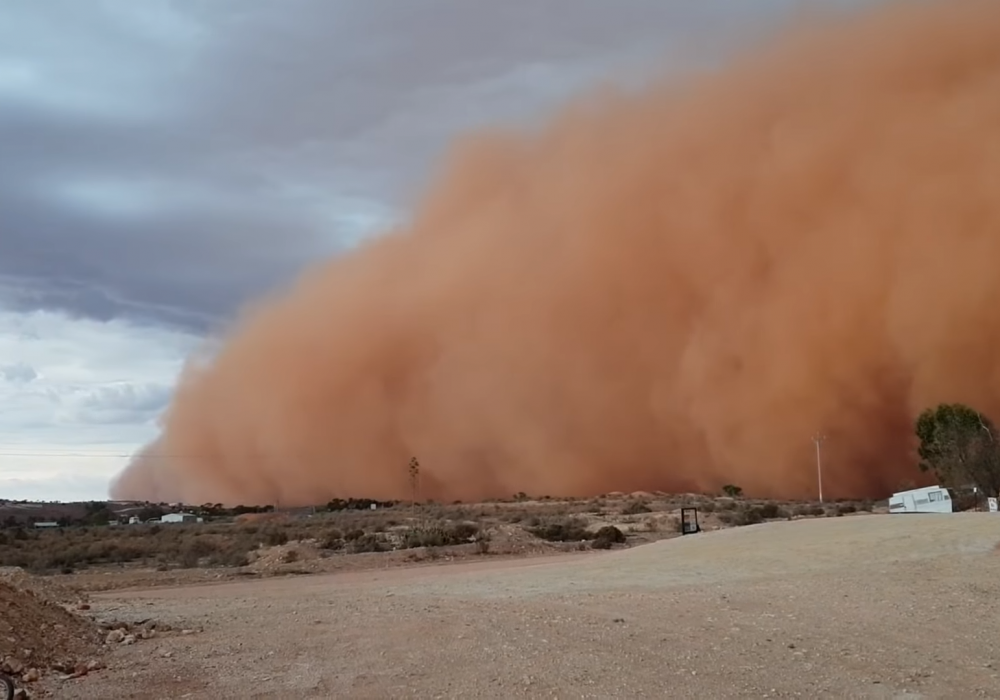 Небо стало красным. Очевидцы сняли гигантскую пыльную бурю в Австралии