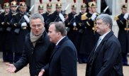 Порошенко из Парижа обратился к жителям Донбасса