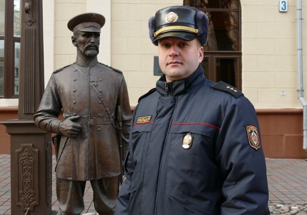 Милиционеры Беларуси заставили подростка извиниться перед статуей