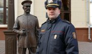 Милиционеры Беларуси заставили подростка извиниться перед статуей