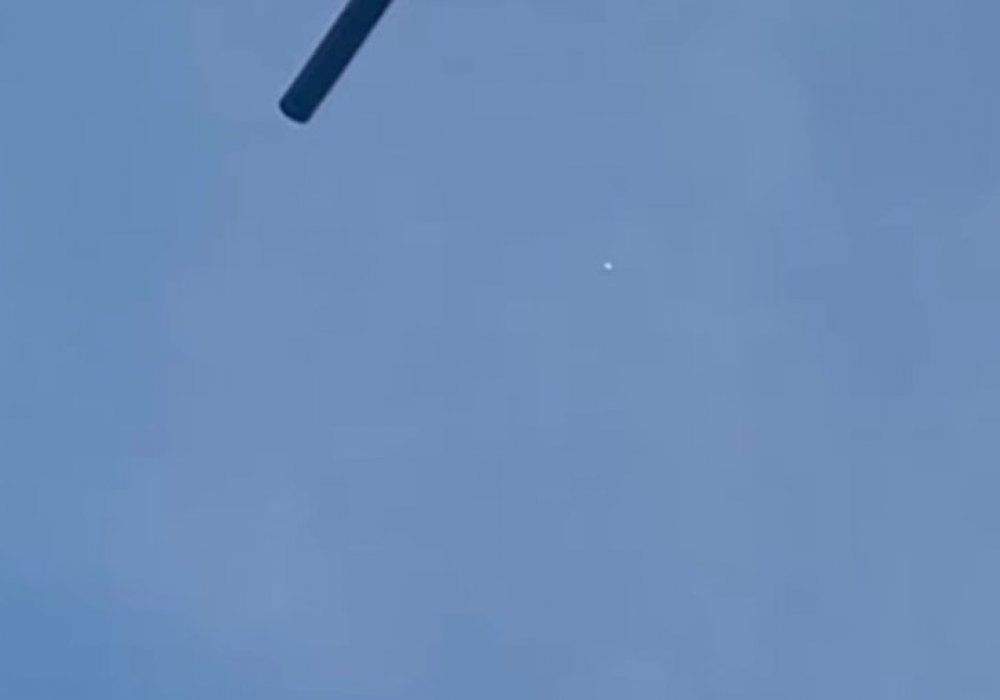 Неопознанный сигарообразный объект засняли в небе над Шымкентом
