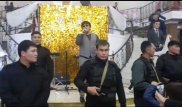 Серикбол Сайлаубек спел в окружении вооруженной охраны