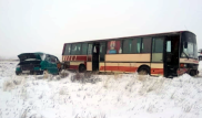 Два автобуса столкнулись на трассе под Карагандой: погибли три человека
