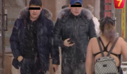 Қыстың күні көшеде шомылуға арналған киіммен жүрген журналист қыз көпшілікті таңғалдырды