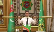 Поднимающего золотую штангу Бердымухамедова высмеяли на американском ТВ