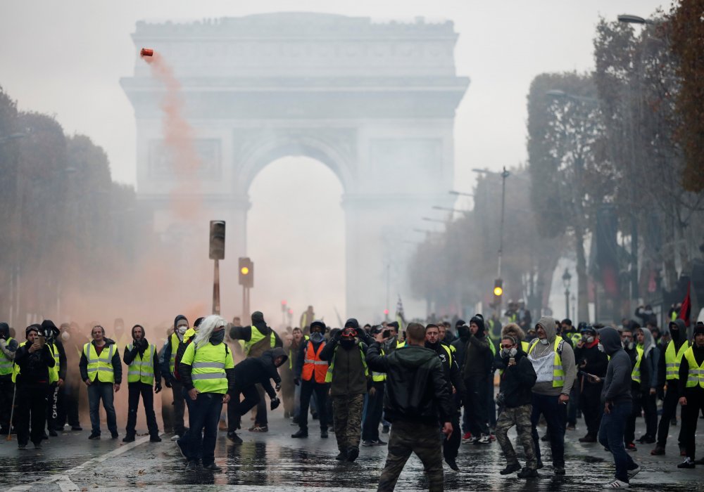 В Париже начались погромы из-за роста цен на бензин