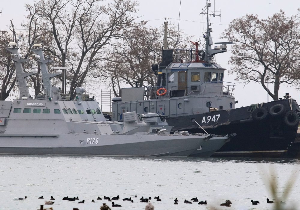 Катер "Никополь" (слева) и буксир "Яны Капу" ВМС Украины, задержанные пограничной службой РФ, в порту Керчи.
Фото ©REUTERS