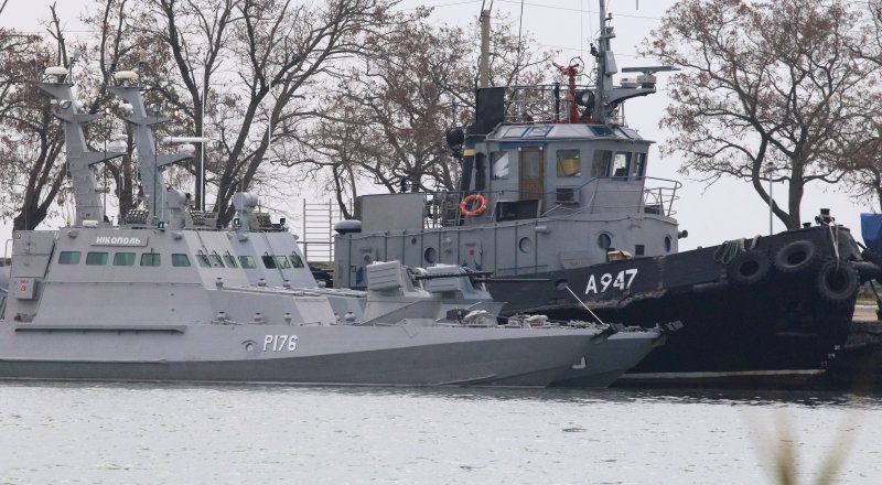 Катер "Никополь" (слева) и буксир "Яны Капу" ВМС Украины, задержанные пограничной службой РФ, в порту Керчи.
Фото ©REUTERS