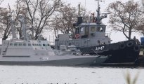 Катер "Никополь" (слева) и буксир "Яны Капу" ВМС Украины, задержанные пограничной службой РФ, в порту Керчи.
Фото ©REUTERS