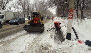 Укладка брусчатки в снегопад возмутила жителей Уральска