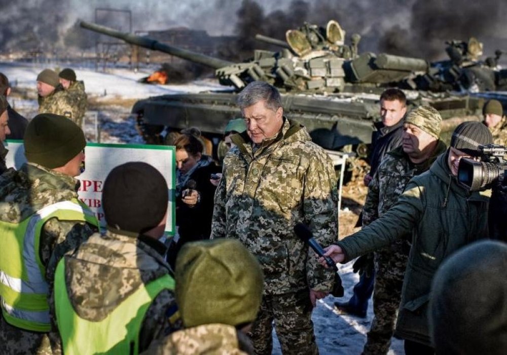 Петр Порошенко беседует с украинскими военными на границе с Россией. © bild.de