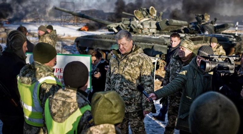 Петр Порошенко беседует с украинскими военными на границе с Россией. © bild.de